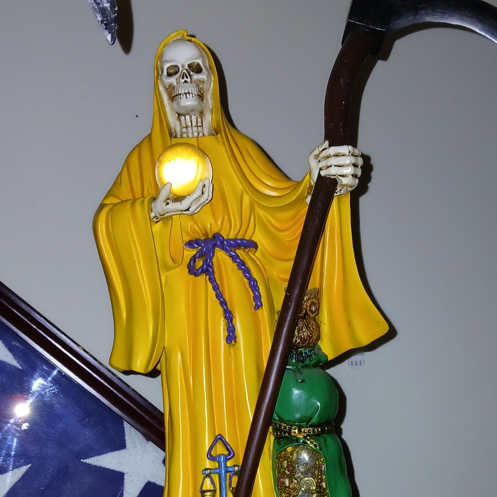 Santa muerte statue